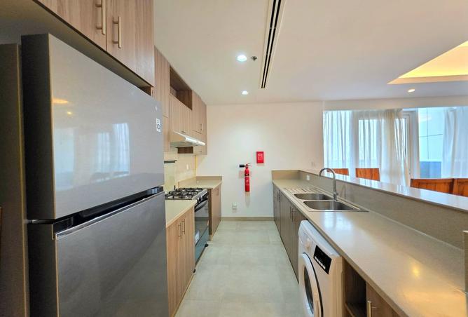 Gateway 1/2 BR Furnished Apartment with Water View — photo 2